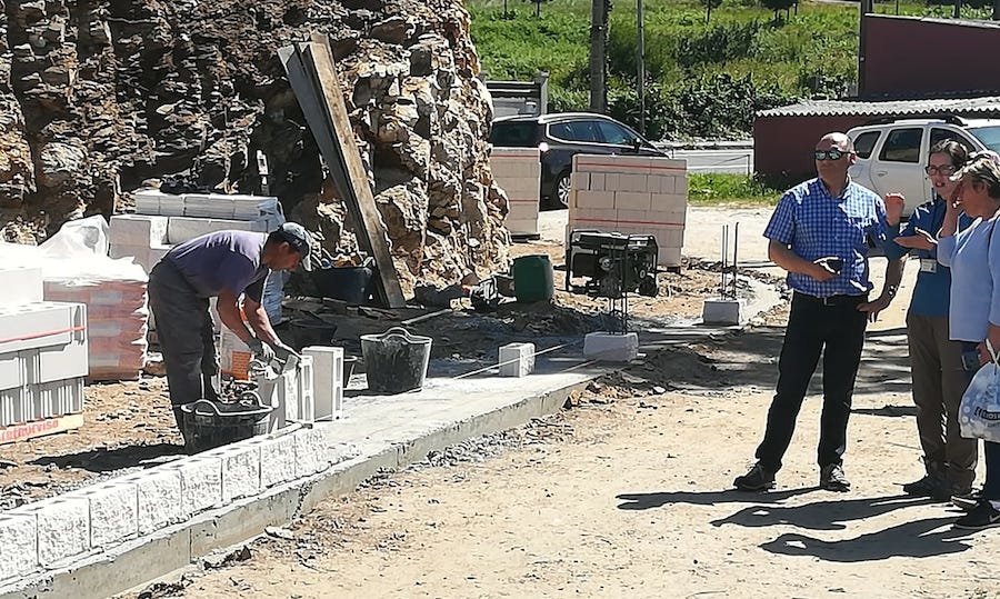 Un funcionario de Costas paralizando a obra do muro do Peton-Foto-Manuel M Caamano