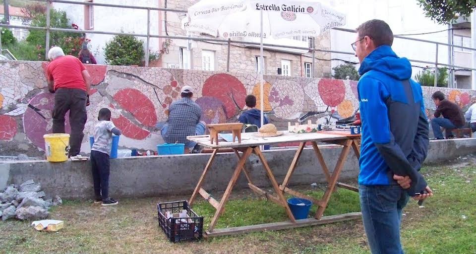 Creacion dun mural de azulexo en Laxe