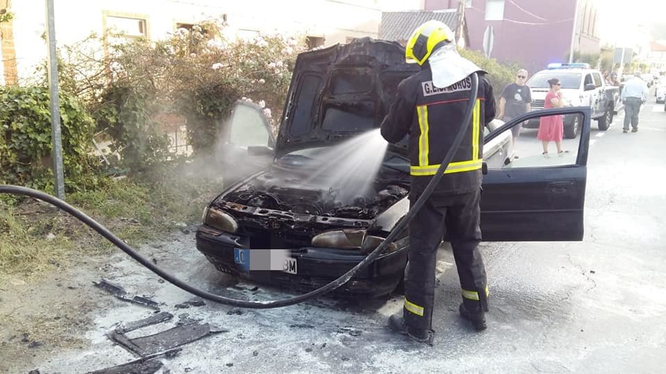 Incendio dun vehiculo en Esteiro-Foto-GES Muros