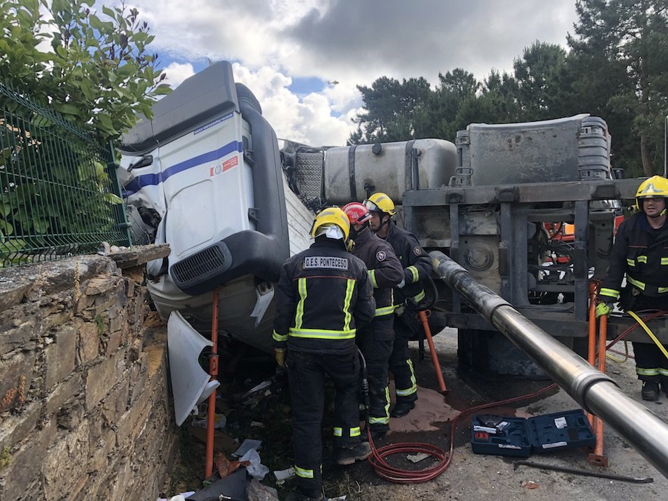 Accidente dun camion en Ponteceso