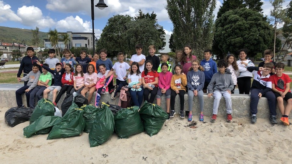 Foto de familia do CEIP Manuela Rial limpando a praia da Concha