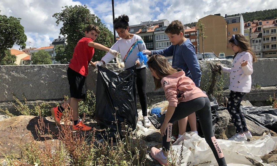 Alumnado do Manuela Rial limpando a praia da Concha 2