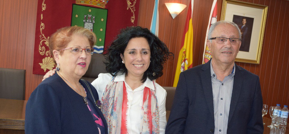 Margarita Lamela cos seus pais no pleno de investidura-Foto-Rafa Quintans