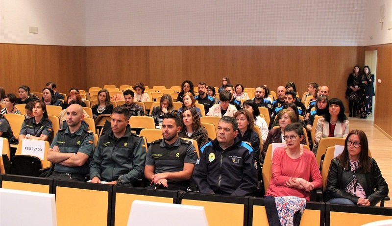 Profesionais na charla sobre Violencia de Xenero en rede en Carballo