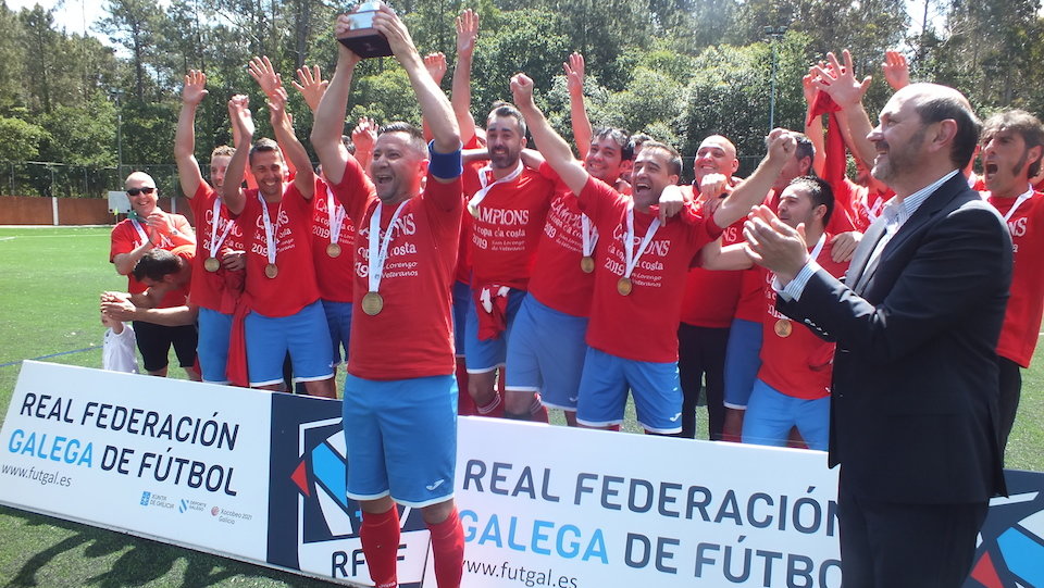 O San Lorenzo levantando a Copa da Costa de Veteranos 2019-Foto-Modesto Parga
