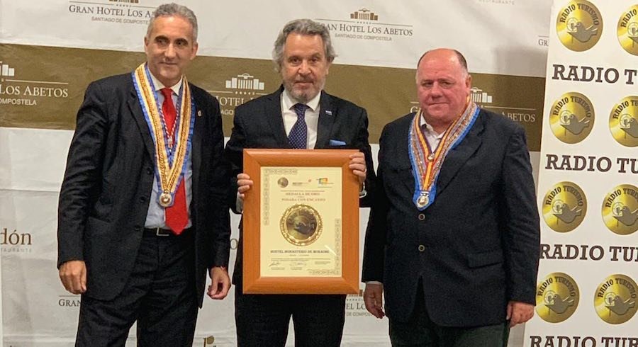 Paco Canabal recollendo o Plato de Oro ao Hotel Mosteiro de Moraime