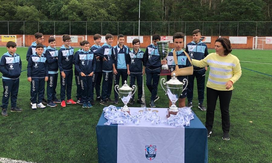 O Cee recibiu o trofeo de campion da Liga Infantil
