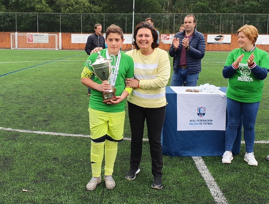 Silvia Cancela entregando a copa de Campion da Copa da Costa ao Xallas