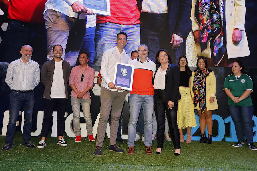 Bebeto e Juan Jesus recibindo o premio do Futbol Galego