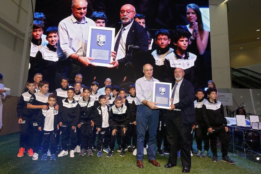Benedicto recibindo o premio ao traballo de base do Outes