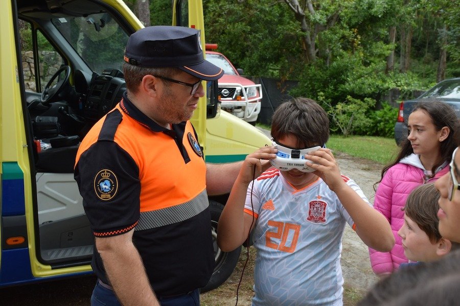 Juanma Trillo de Proteccion Civil visitando o campamento de Estorde do CEIP Eugenio Lopez-Foto-Rafa Quintans
