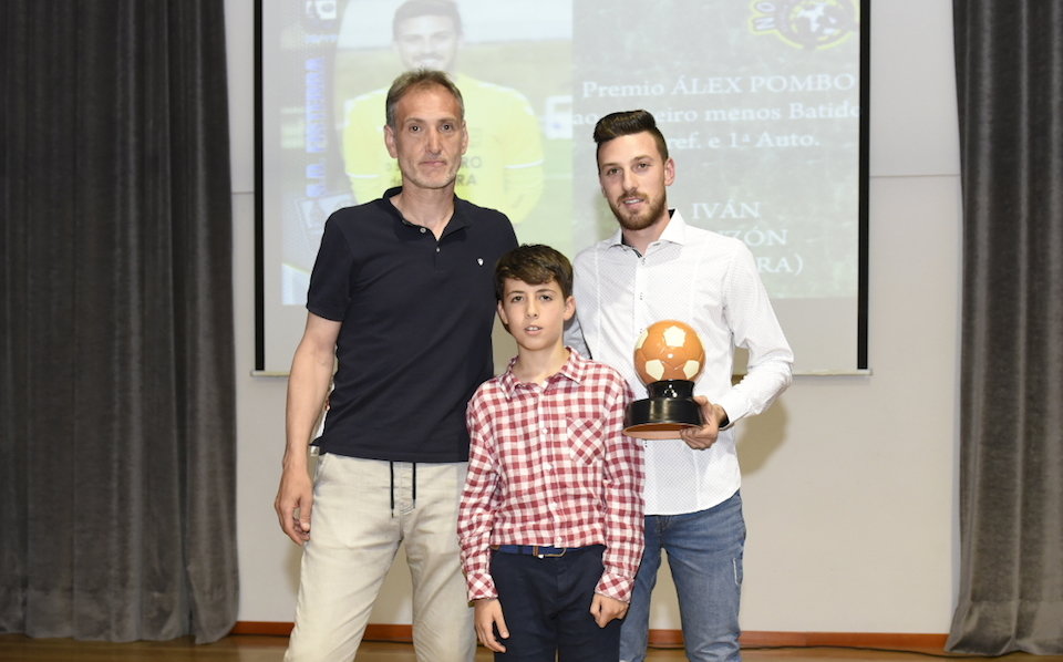 Elduayen e Adrian o fillo de Alex POmbo entregando o Premio Pombo a Ivan Bouzon