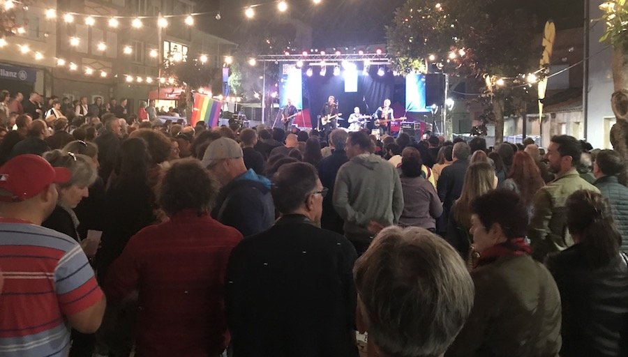 Gran ambiente na Praza da Constitucion no Fisterra Blues Experience 2019