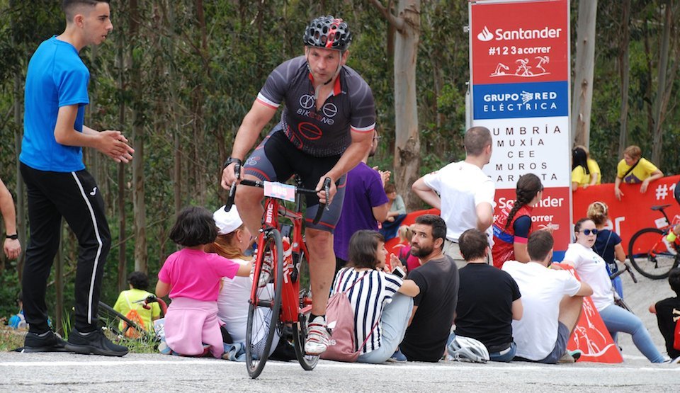 Ambientazo no Muro do Gran Fondo Ezaro-Foto-Javi Lareo Bichocleta