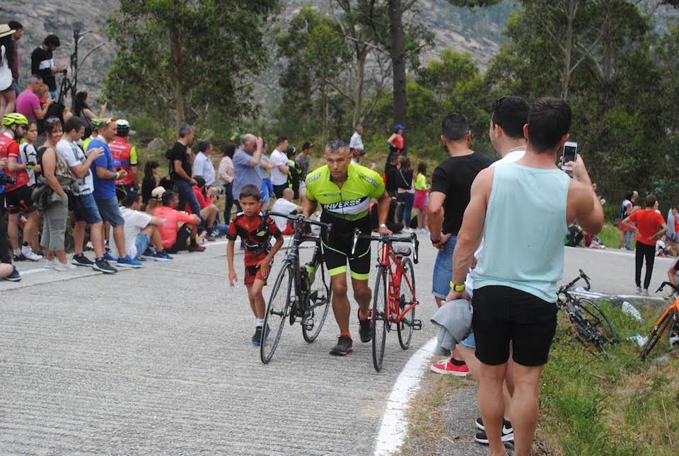 Subindo o Muro do Gran Fondo Ezaro en familia-Foto-Jorge Castro