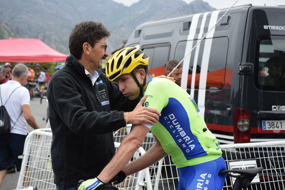 Pequeno cun ciclista da familia dumbriesa no Gran Fondo Ezaro-Foto-Jorge Castro