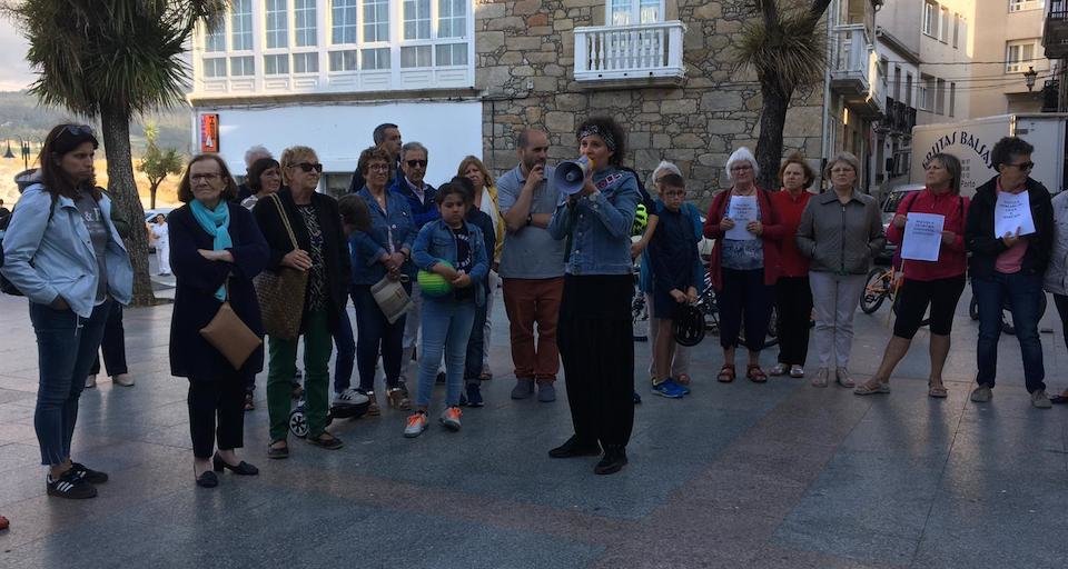 Lola Rontano leu o manifesto na Concentracion en Laxe contra a violencia machista-Foto-Victor de Mira