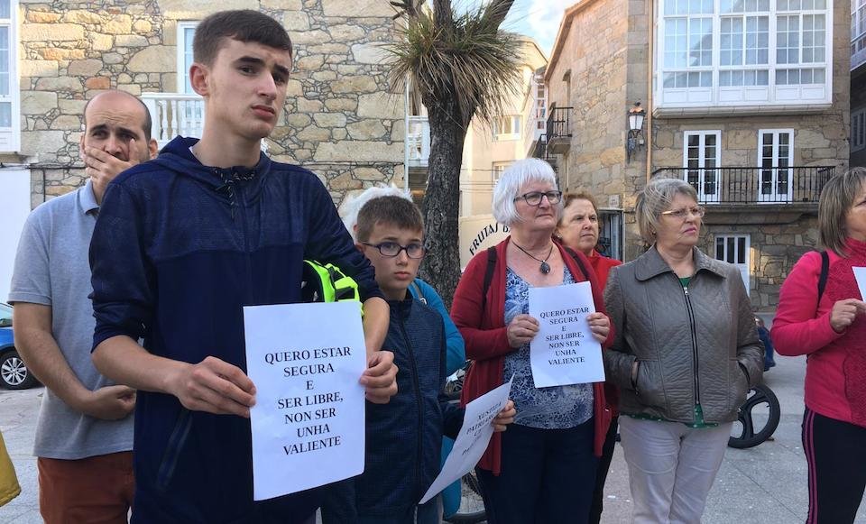 Concentracion en Laxe contra a violencia machista-Foto-Victor de Mira
