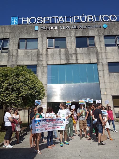 Celadores diante dun hospital sen celadores