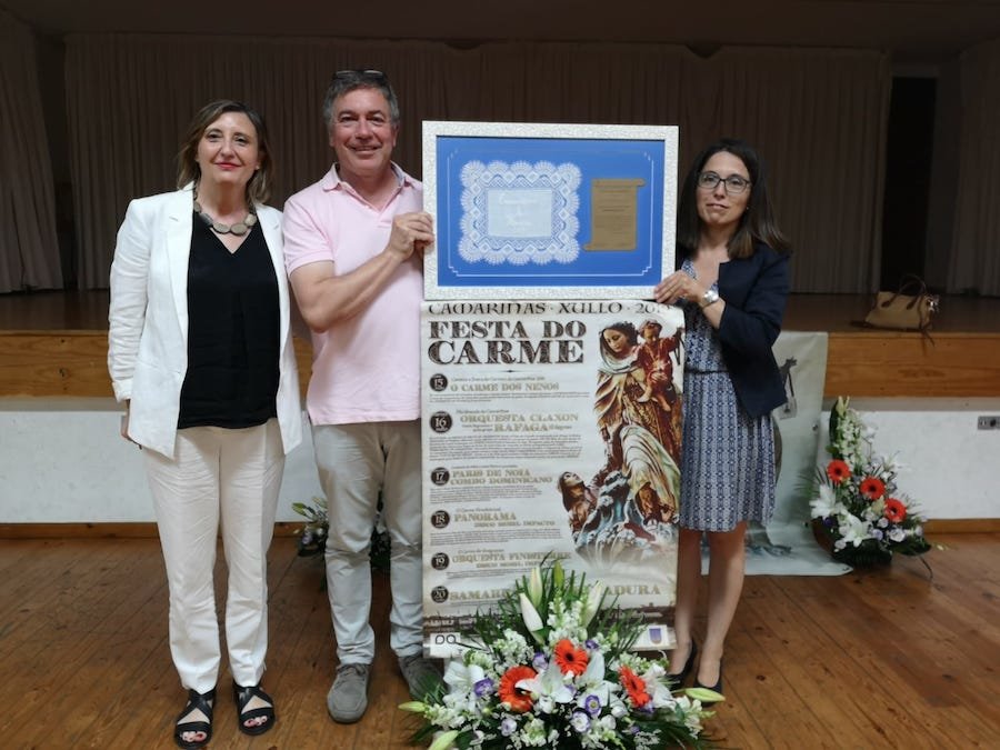 Responsables do IES Pedra da Aguia recollendo o encaixe como Camarinans do Ano