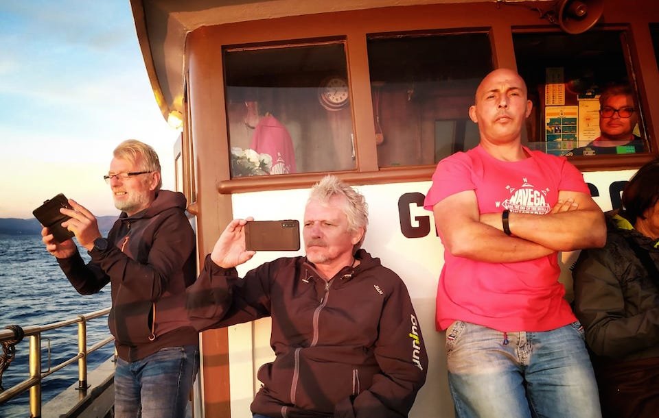 Jesus e Xan a bordo do Ganges Quinto de Navega Finisterre con varios turistas