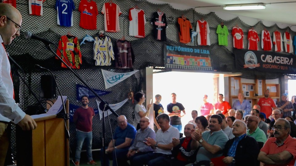 O presidente Anxo Gomez presentando o 40 aniversario do Lira CF-Foto-Nunegraphy