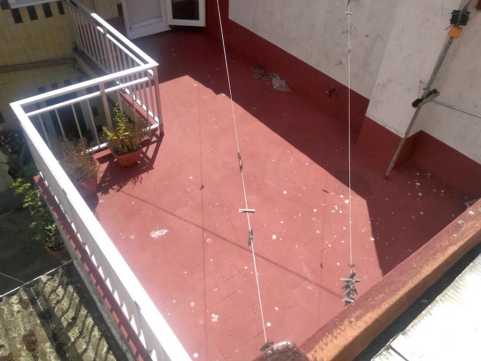 Terraza inutilizada polas gaivotas en Camarinas