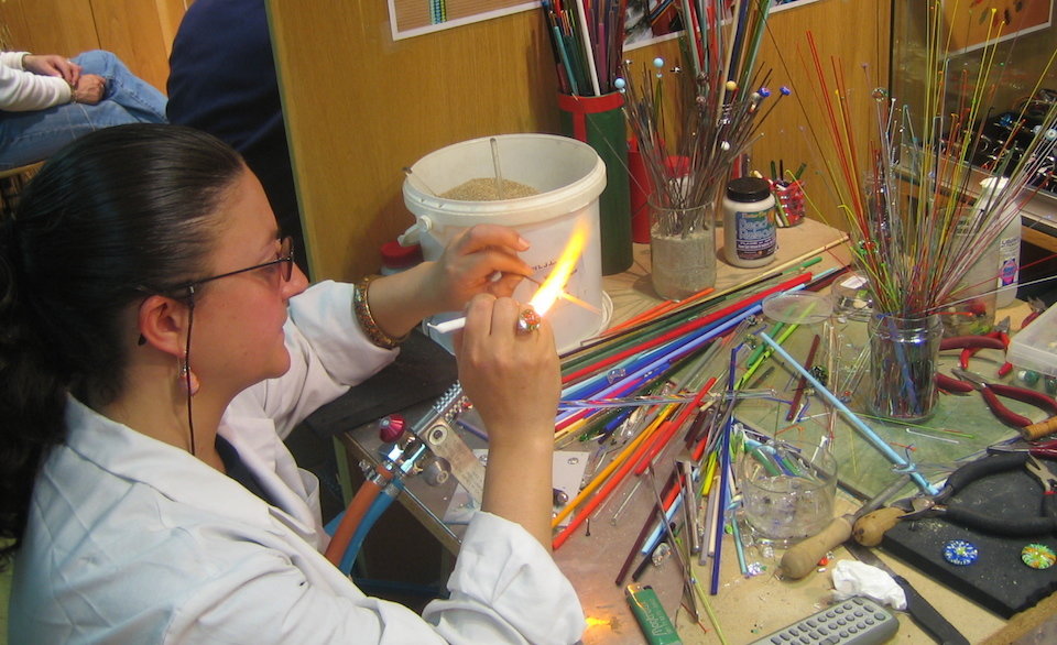 Esther Ferreiro Romar fai prateria no Museo de Artesania no Castelo de Vimianzpo