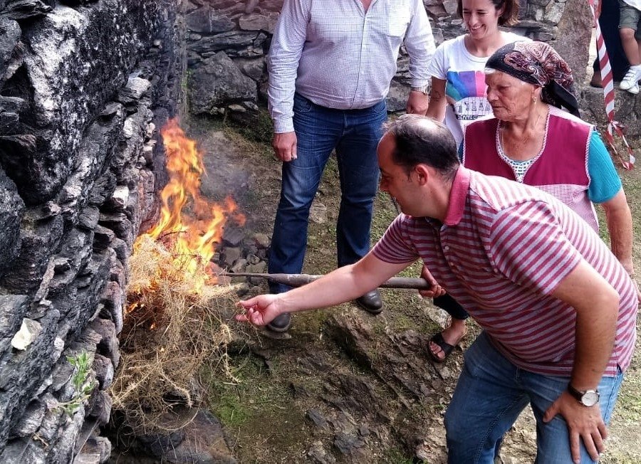 Prendendo a cocedura tradicional da Mostra de Oleria