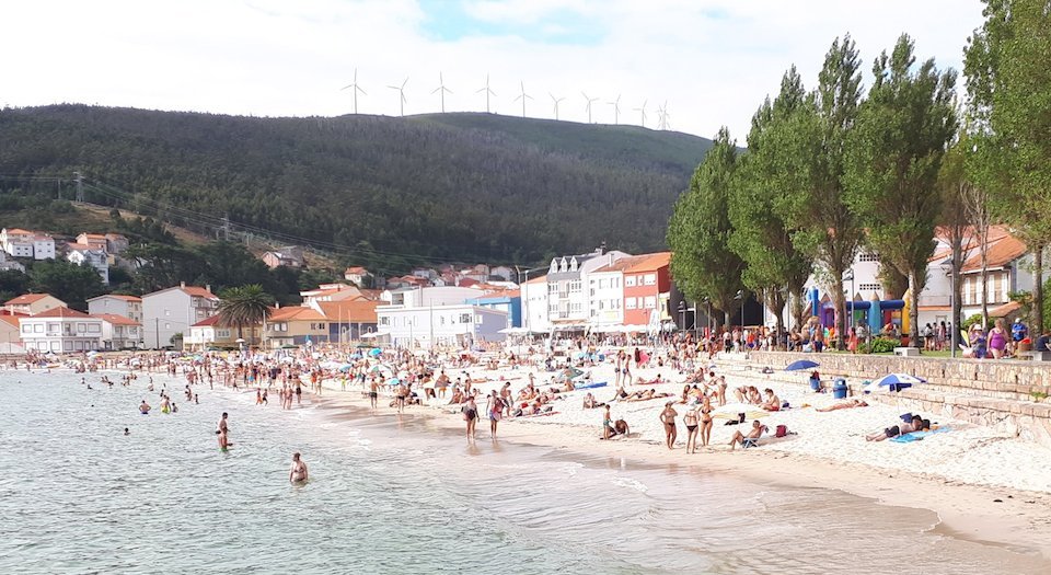 Ambiente na praia do Ezaro durante a Festa da Praia copia