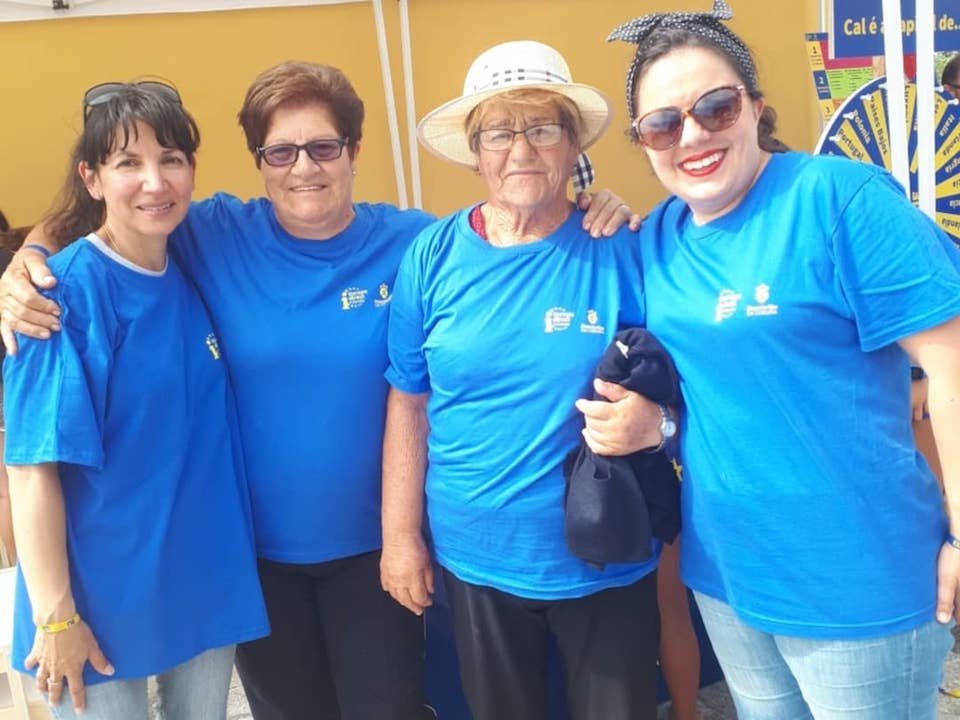 Maiores participando nos xogos da EuropaDirect na Festa da Praia do Ezaro copia