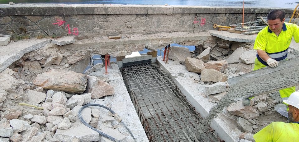 Cementando nas obras da pasarela do Ezaro