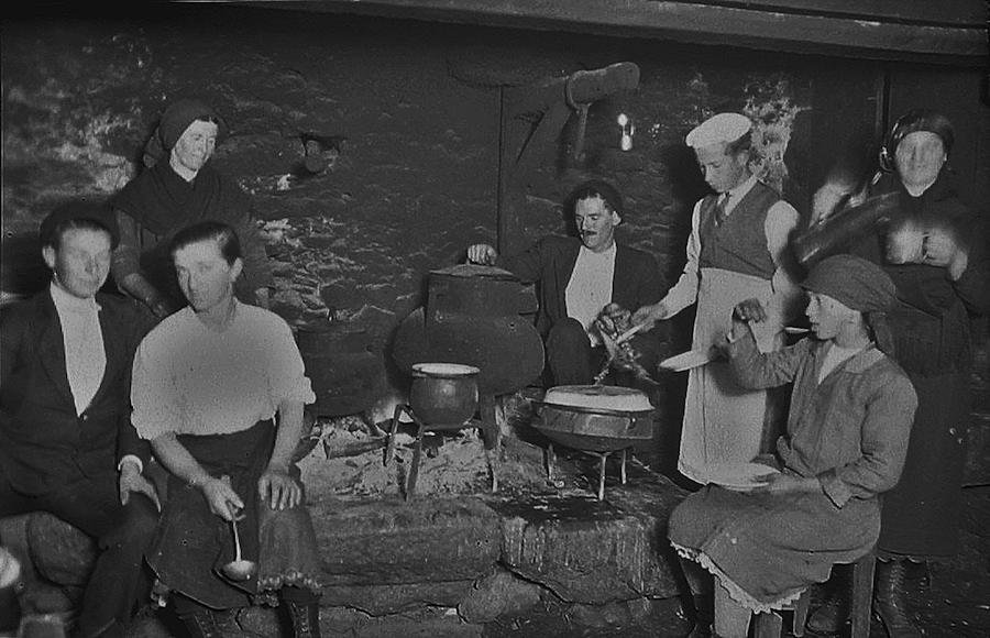 Lareira na Costa da Morte en 1929-Foto-Ramon Caamano