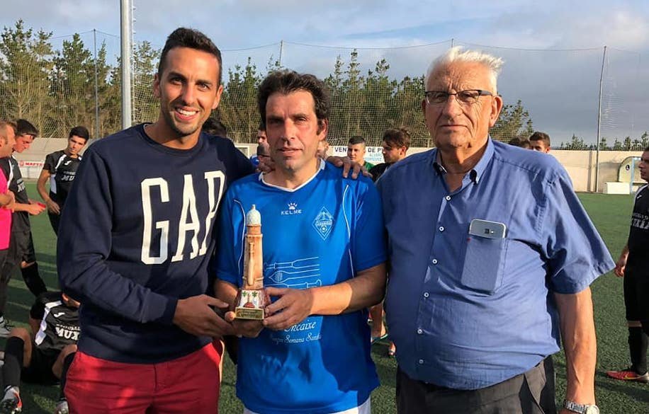 Morino recibindo o segundo posto do Trofeo Camarinas