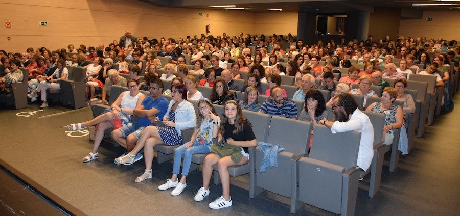 Ateigado o auditorio de Cee para ver a ernarda Alba-Foto-Rafa Quintans
