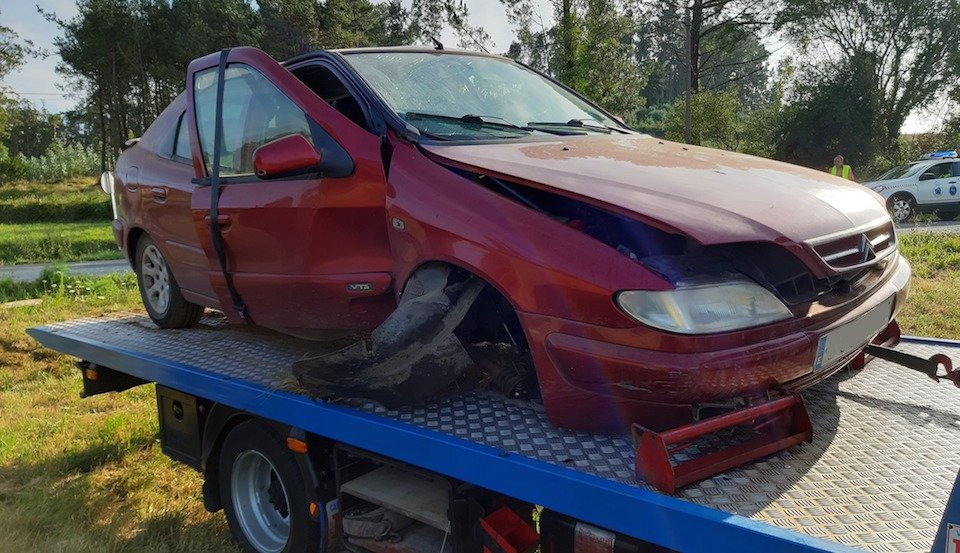 Coche que sufriu un accidente en Pazos pola grava