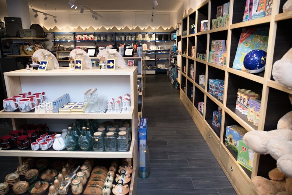 Arroutada manten a esencia do bazar de toda a vida da Tenda 100 que rexentaban os pais