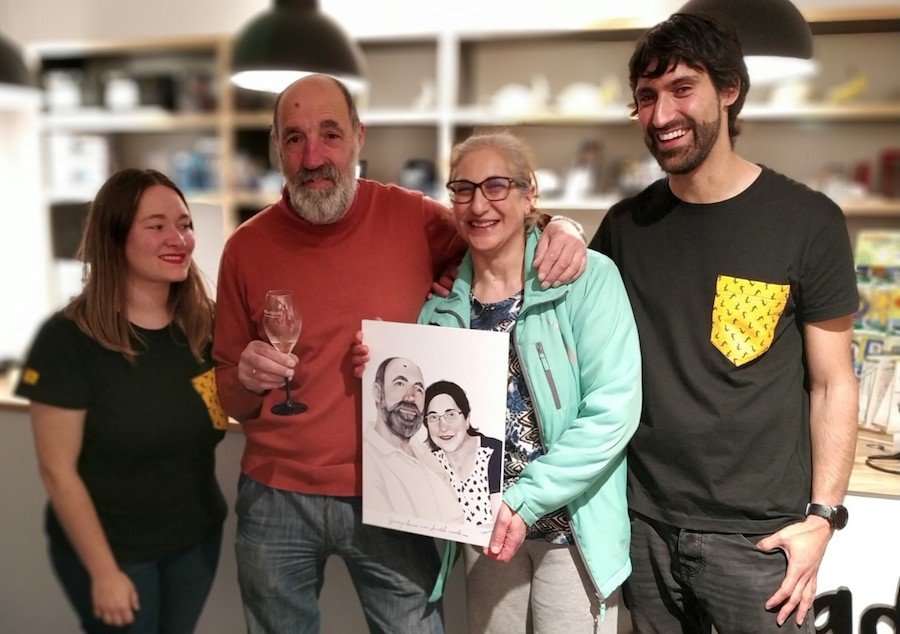 Tamara e Dimas entregan un agasallo aos Leivinha e Teresa Bua