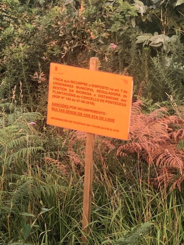 Sinais en parcelas de Ponteceso avisando de incumprir a normativa