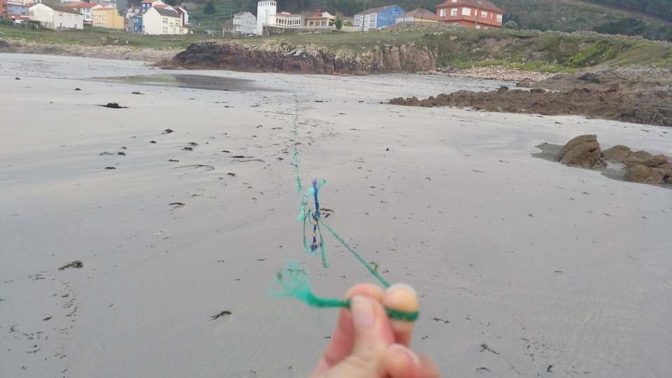 Linha verde con anacos de redes de pesca