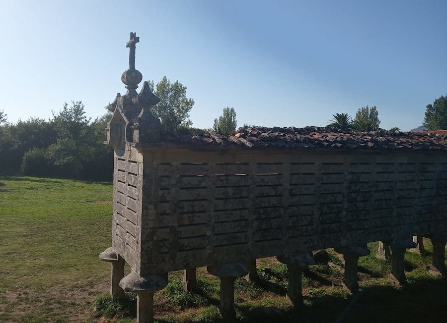 Horreo de Carnota co tellado caido