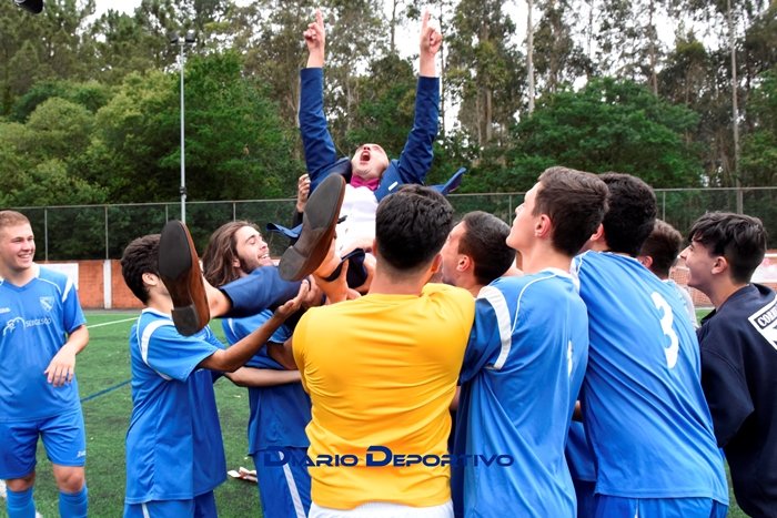 Lelo manteado polos xuvenís do Corme logo de proclamarse campións da Copa