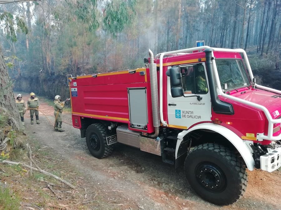 Bombeiros en Mallas-Fisterra-Incendio-Foto-Rafa Quintans