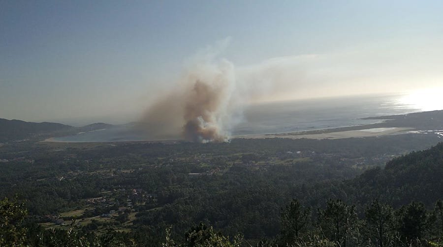 Vista aerea do incendio de Boca do Rio Carnota