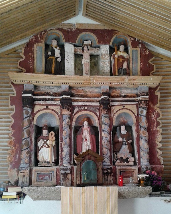 O retablo pétreo do santuario de Virxindon de Quintans Mazaricos presidido pola Inmaculada