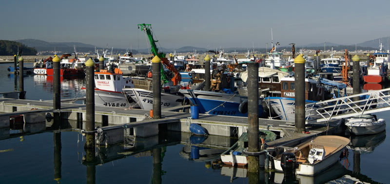 O porto de Fisterra xa conta cun pantalán, pero non suficiente para as embarcacións en tránsito O porto de Fisterra xa conta cun pantalán, pero non suficiente para as embarcacións en tránsito