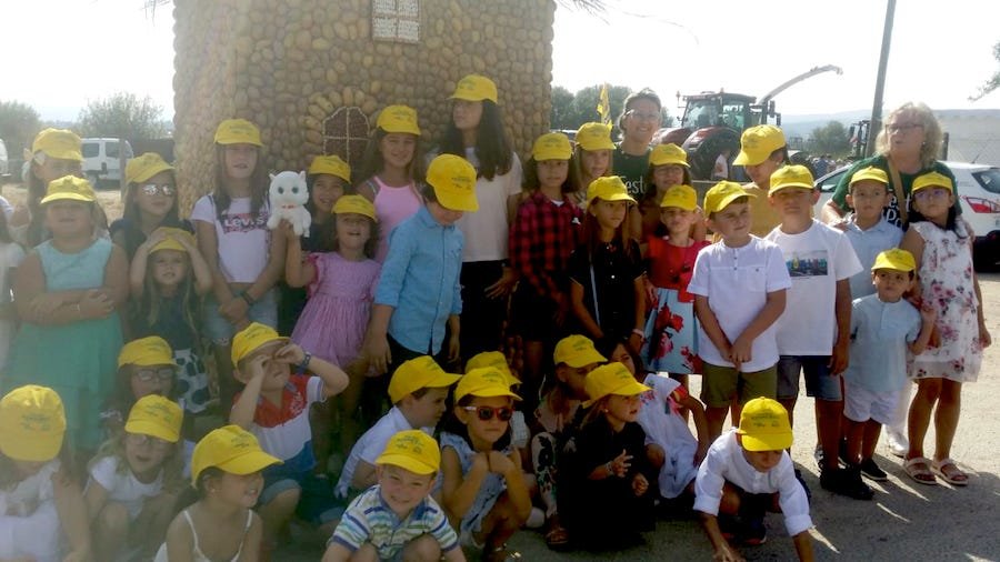 Os nenos do campamento kenebec fixeron as torres de Nogueira no seu tractor