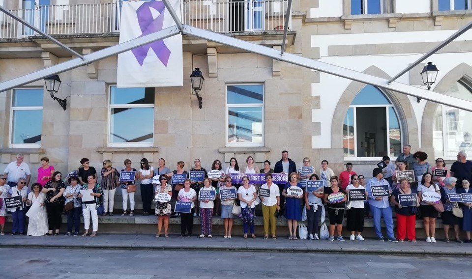 Concentraccion contra a violencia de xenero en Muros