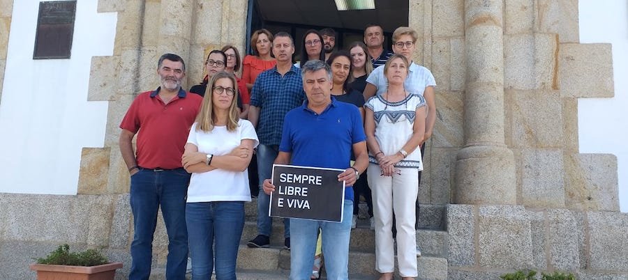 Concentracion as portas do Concello de Carnota polo triple asasinato de Valga