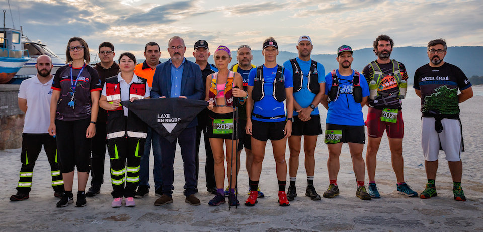 Minuto de silencio en Laxe no Grand Trail Costa da Morte polo asasinato de Valga